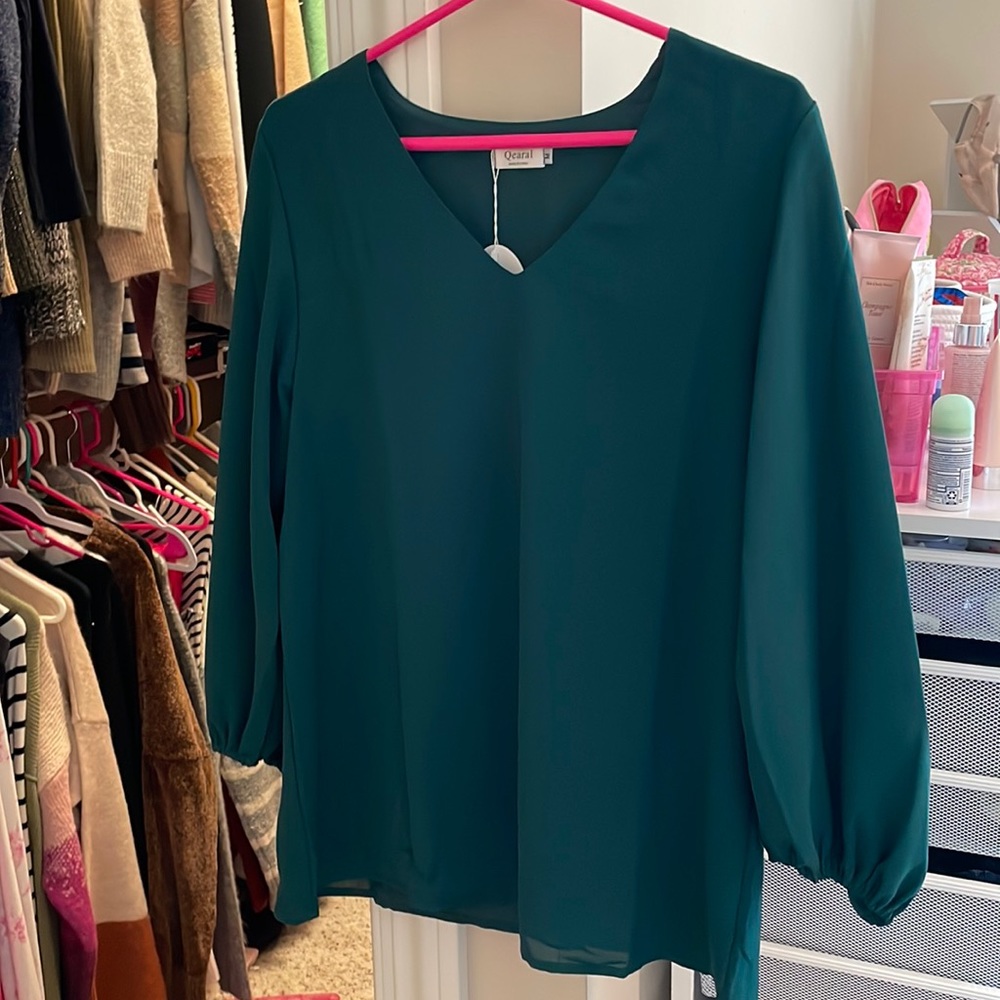 Qearal brand dark green v neck swing top. Lined.
